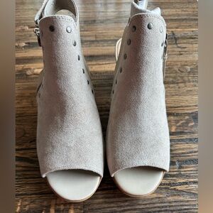 New. Womens Baretraps Ivella Taupe Faux Suede Open Toe Sling Back Stud Heels.